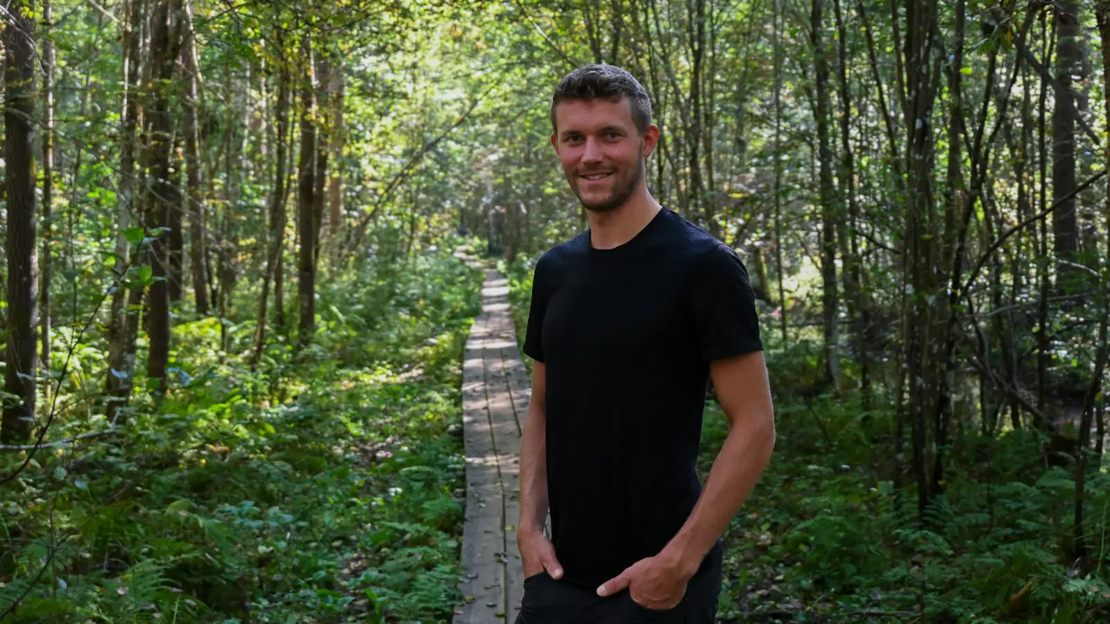 Portrait des Gründers, Jacob Pizzini, in einer sonnigen Waldumgebung.